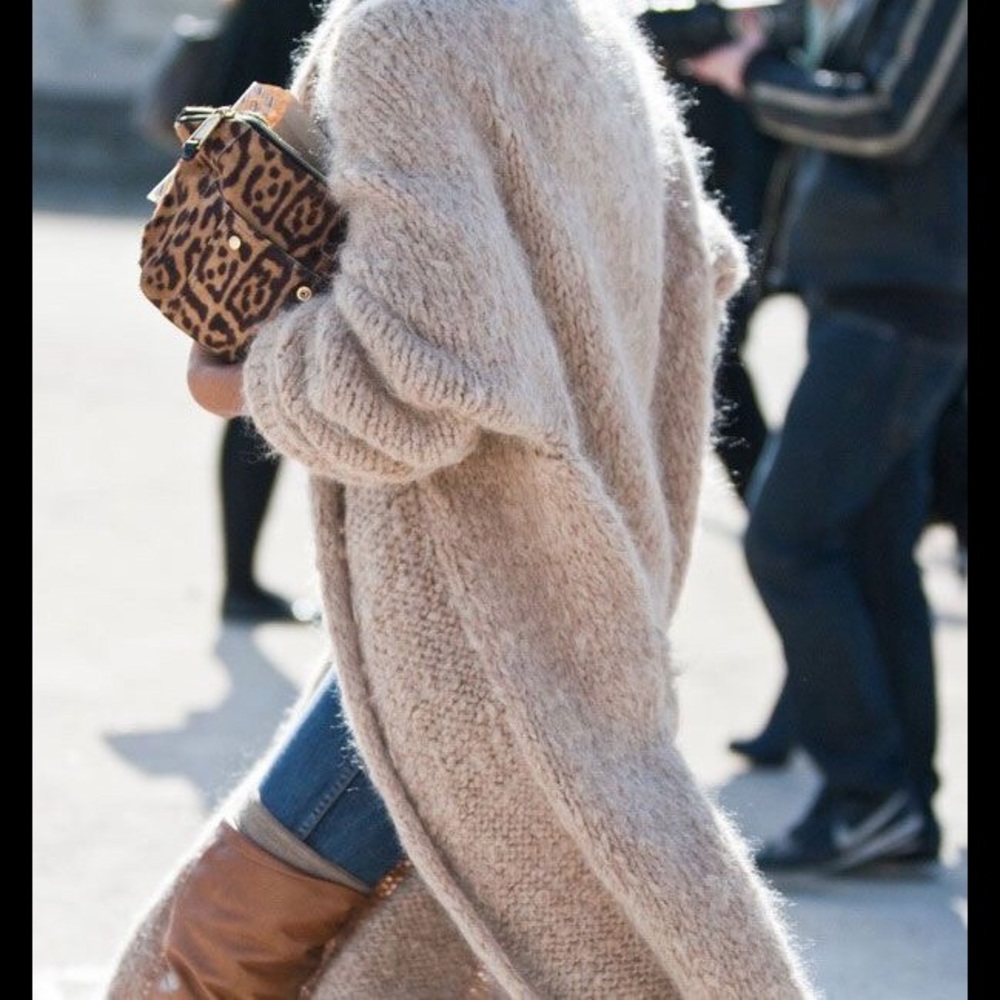 HI! I’M GWYNETH, GET YOUR SOFT COZY WARM SWEATERS!